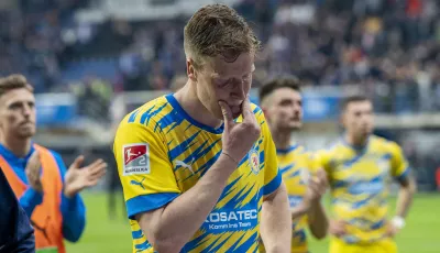 28.04.2023: Braunschweigs Brian Behrendt enttäuscht nach dem Spiel gegen Paderborn