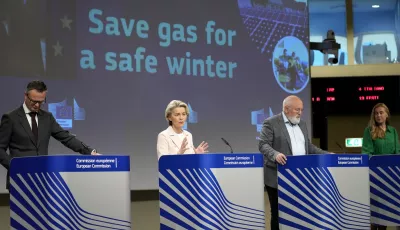 Ursula von der Leyen (2.v.l), Präsidentin der Europäischen Kommission, Frans Timmermans (2.v.r), EU-Kommissar für den Europäischen Green Deal, und Kadri Simson (r)