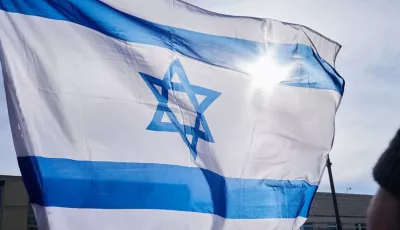 Eine israelische Flagge weht vor dem Brandenburger Tor