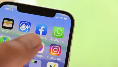 Auf einem Handy sind die Symbole von Apps von Sozialen Medien (Facebook, WhatsApp, Instagram zu sehen.