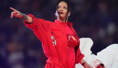 Super Bowl  Rihanna tritt während der Halbzeitshow auf