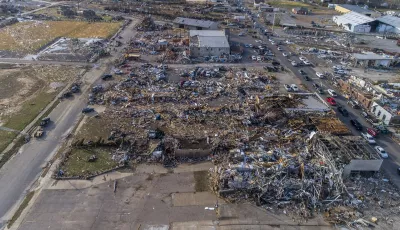 USA, Mayfield: Gebäude in Trümmern, nachdem ein Tornado durch die Innenstadt zog