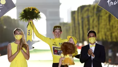 Der dänische Tour-de-France-Sieger Jonas Vingegaard, der das Gelbe Trikot des Gesamtführenden trägt, hält seine Tochter Frida im Arm, als er nach der 21. Etappe die Tour de France 2022 gewonnen hat