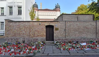 Blumen und Kerzen vor der Synagoge in Halle kurz nach dem Anschlag 