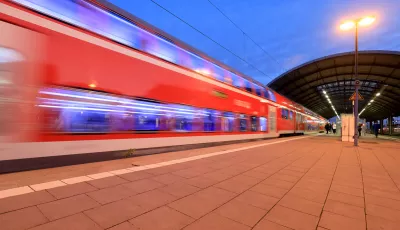 Regionalzug fährt aus Hauptbahnhof Halle/Saale
