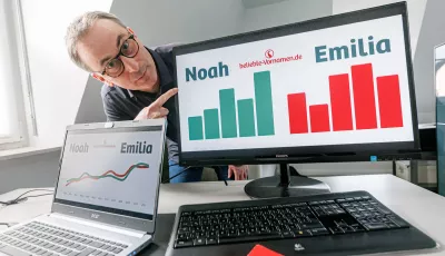 Vornamen-Experte Knud Bielefeld zeigt auf einen Bildschirm mit den beliebtesten Namen 2022