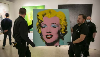 Das Gemälde «Shot Sage Blue Marilyn» von Andy Warhol aus dem Jahr 1964 wird in den Ausstellungsraum von Christie's getragen.