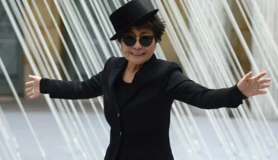Die Lennon-Witwe Yoko Ono steht in der Rotunde der Kunsthalle Schirn vor ihrer Installation "morning beams".