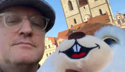 Wittenbergs OB Torsten Zugehör "findet" Eichhörnchen im Weihnachtsbaum