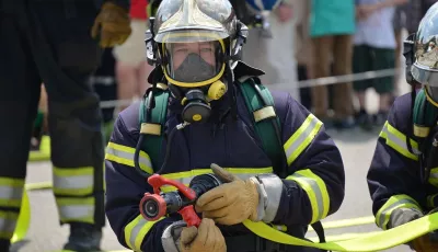 Feuerwehrmann mit Gasmaske