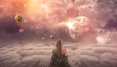 Frau sitzt im Himmel schwebend, Heißluftballons um sie herum, die Erde in der Ferne