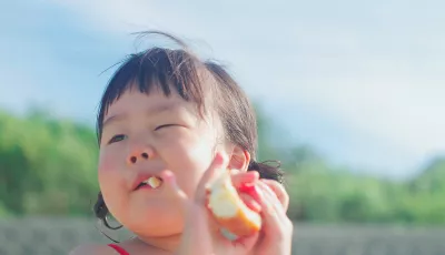 Ein Kind das Isst