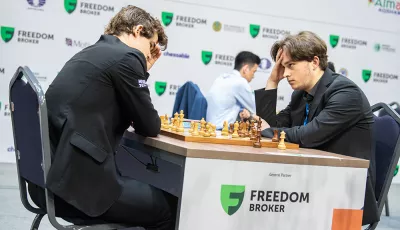 Schach: Vincent Keymer im Spiel gegen Magnus Carlsen