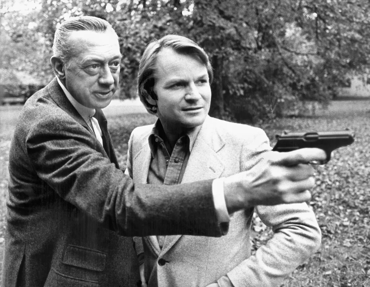 07.11.1977, Bayern, München: Fritz Wepper (r) und Horst Tappert proben eine Szene der TV-Krimiserie «Derrick». 