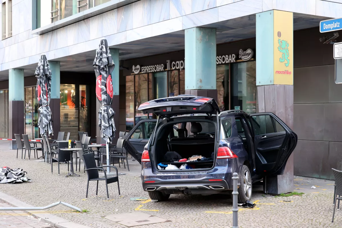 Auto fährt in Magdeburg auf Terrasse eines Cafés 