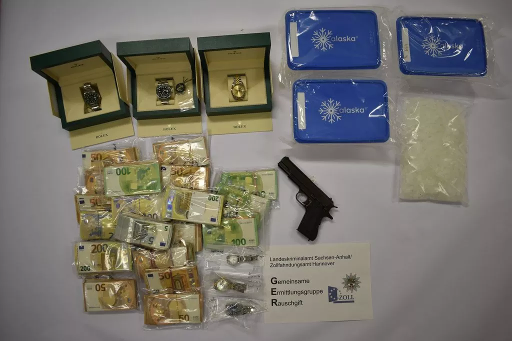 Sichergestelltes Methamphetamin (Crystal), Rolex-Uhren, Bargeld, Schusswaffe