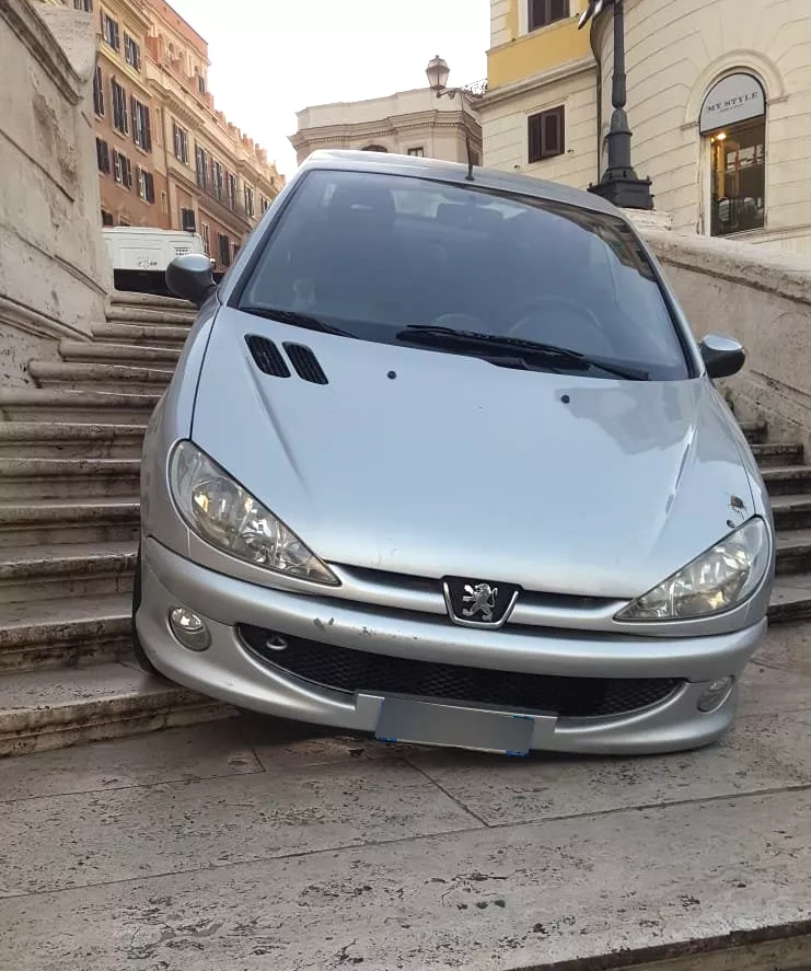 Auto auf Spanischer Treppe