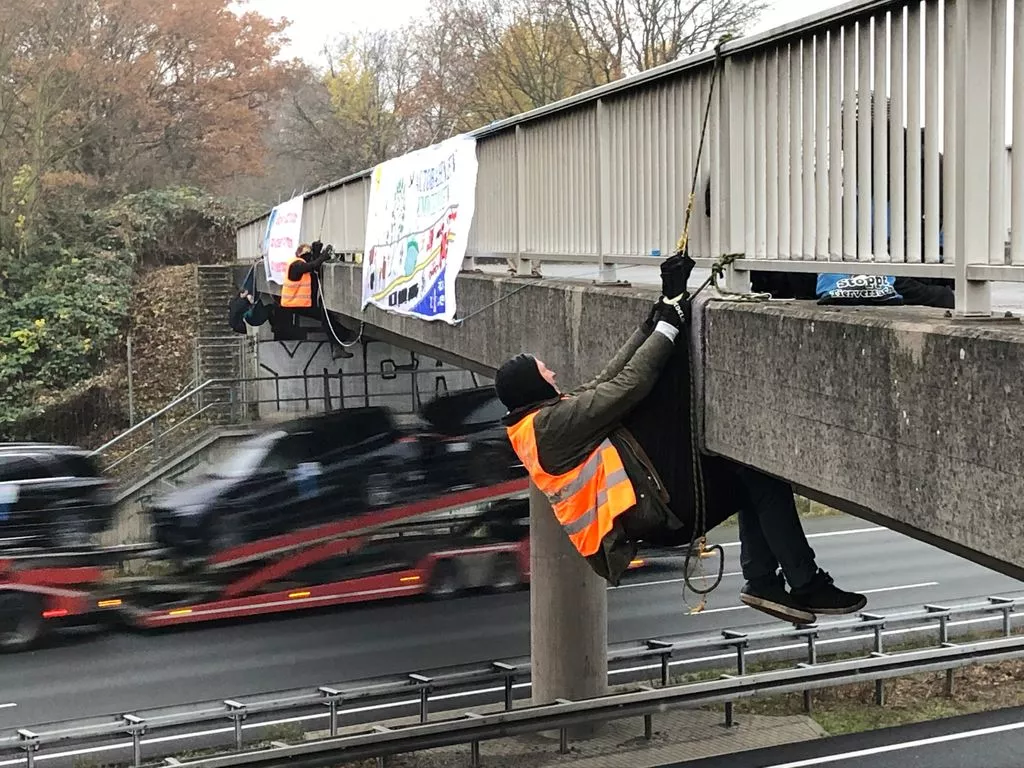 Braunschweig: Aktivisten seilen sich an einer Brücke über der Autobahn A2 ab
