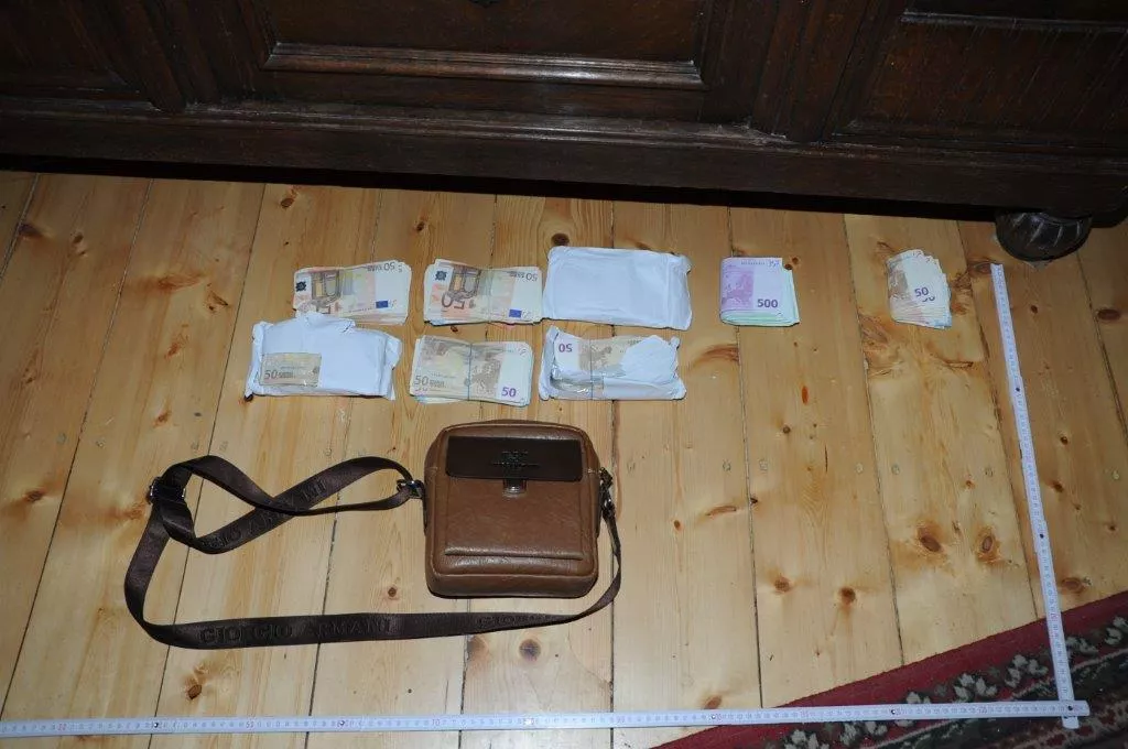 Die Polizei stellte auch 38.000 Euro Bargeld sicher 