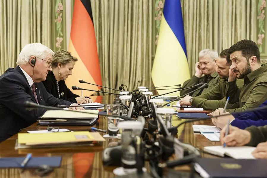 undespräsident Frank-Walter Steinmeier (l) trifft Wolodymyr Selenskyj (r), Präsident der Ukraine, im Präsidentenpalast zu Gesprächen