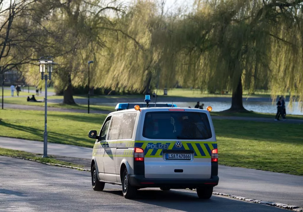 Polizei fährt auf der Peißnitz in Halle/Saale Streife 