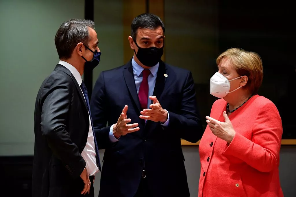 Kyriakos Mitsotakis (l), Ministerpräsident von Griechenland, Pedro Sanchez, Ministerpräsident von Spanien, und Bundeskanzlerin Angela Merkel während eines Gesprächs im Rahmen des EU-Gipfels. 