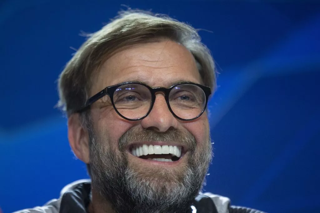 Jürgen Klopp, Trainer des FC Liverpool, lächelt auf einer Pressekonferenz