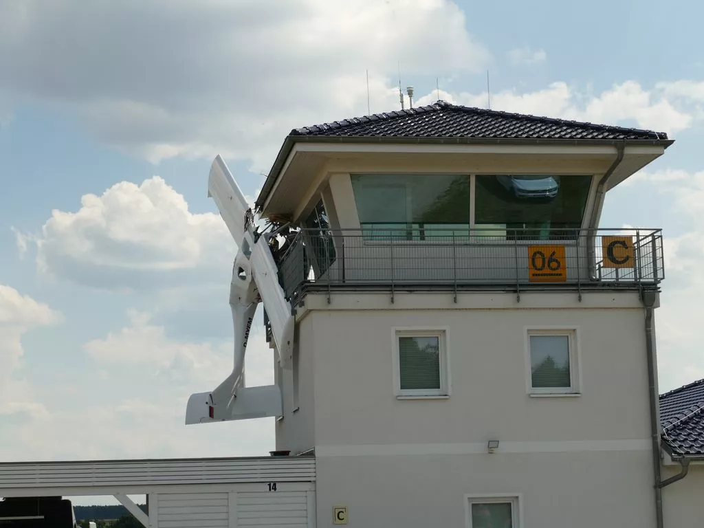 Kleinflugzeug hängt nach einer Kollision am Tower des Flugplatzes Müncheberg-Eggersdorf 