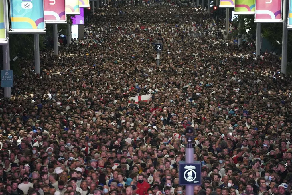 Fußball-EM in London: Fans feiern vor dem Wembley-Stadion den Einzug der Engländer ins Finale. 