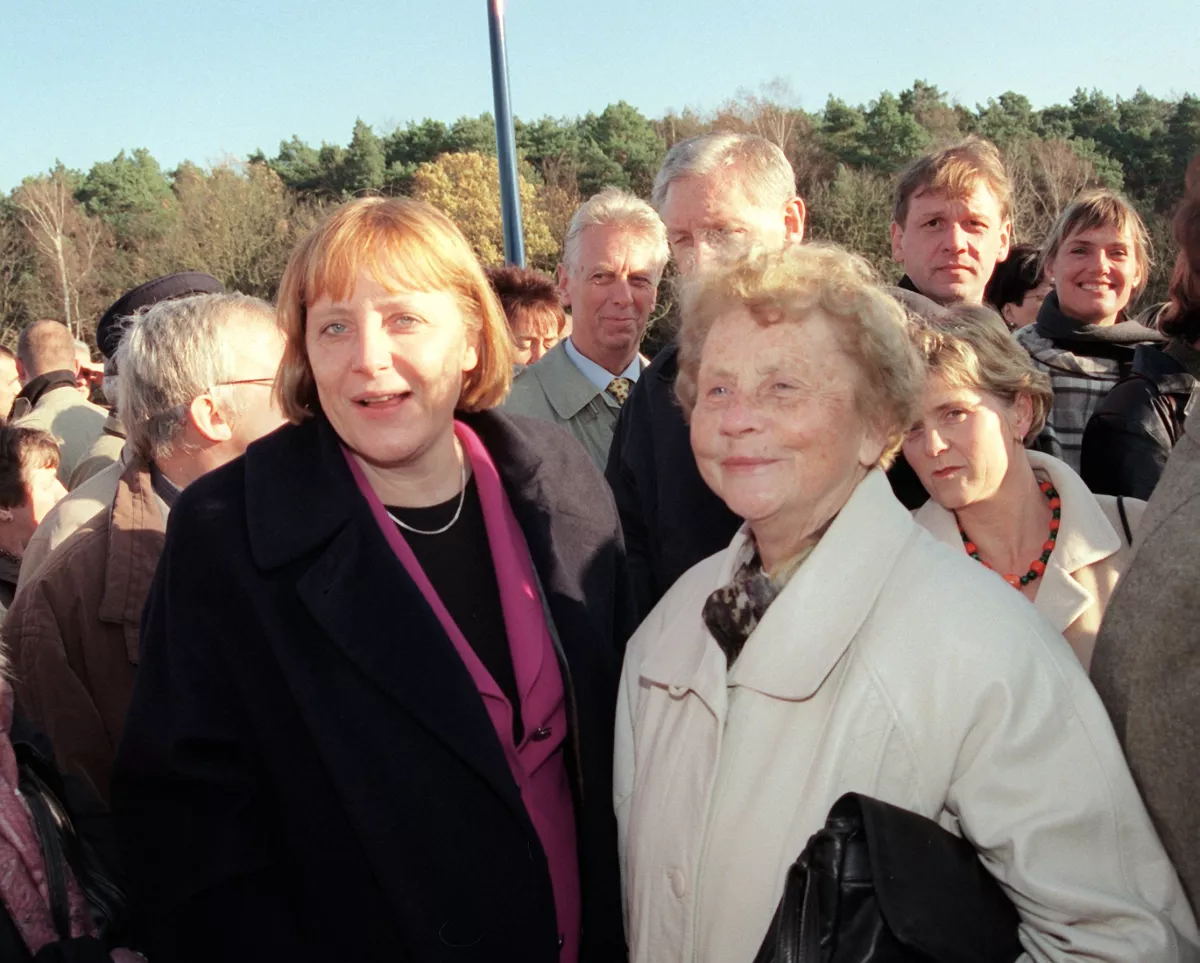 Angela Merkel, begleitet von ihrer Mutter Herlind Kasner