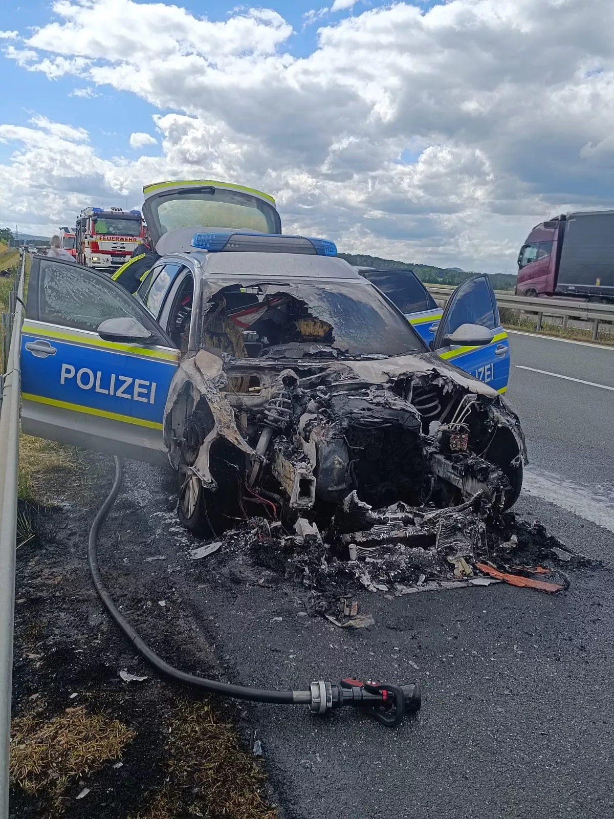 Polizeifahrzeug nach Löschung des Brandes