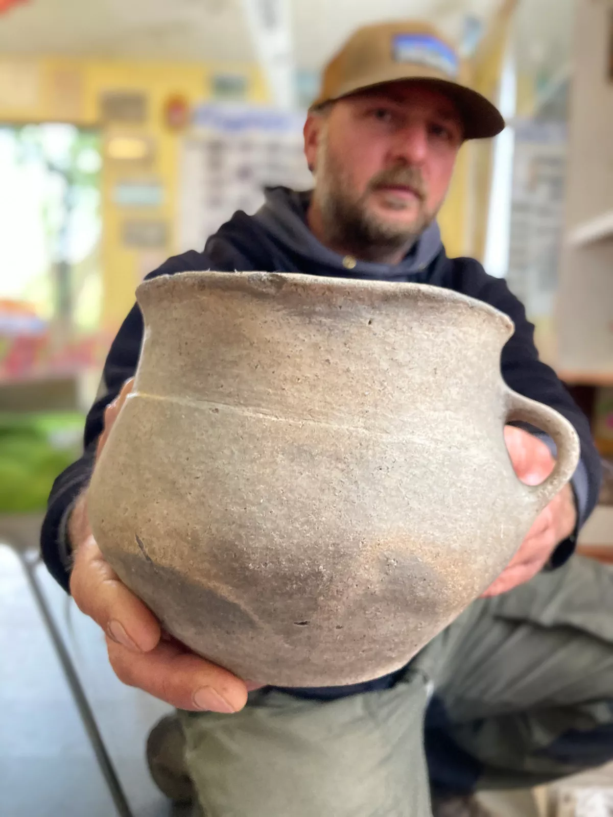 Grabungsleiter Mathias Zirm zeigt ein über 4000 Jahre altes Gefäß.