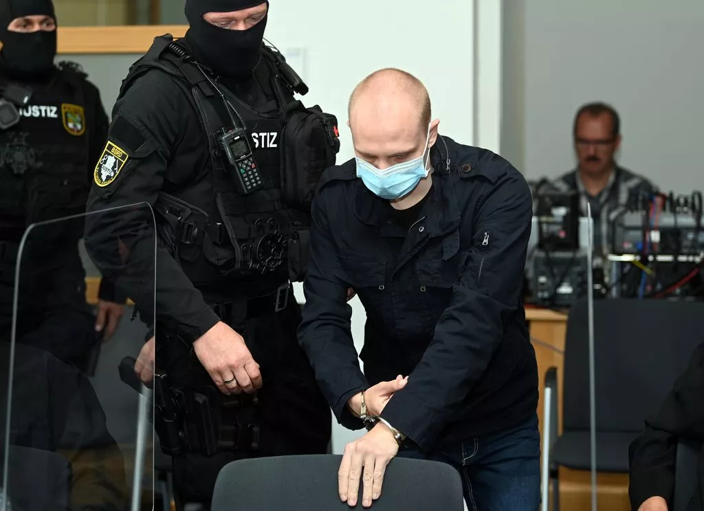 Der angeklagte Stephan Balliet wird zu Beginn des zwölften Prozesstages in den Saal des Landgerichts gebracht