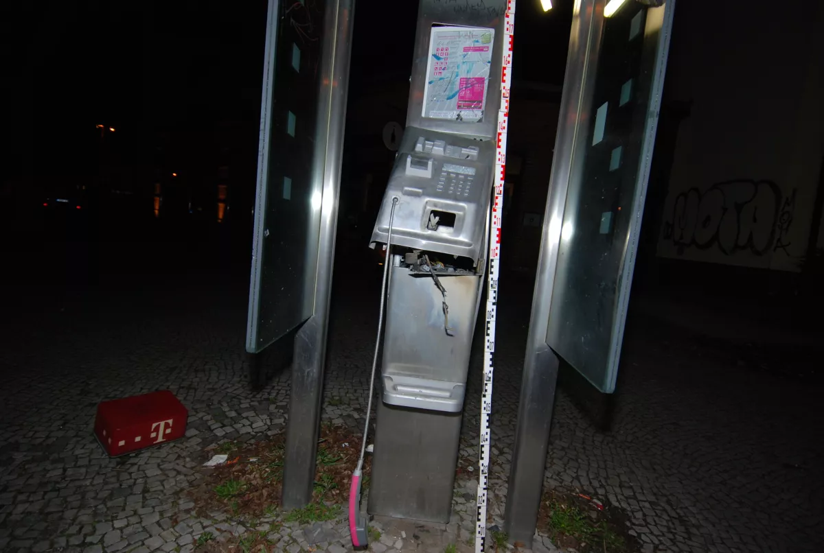 Gesprengte Telefonzelle in Magdeburg
