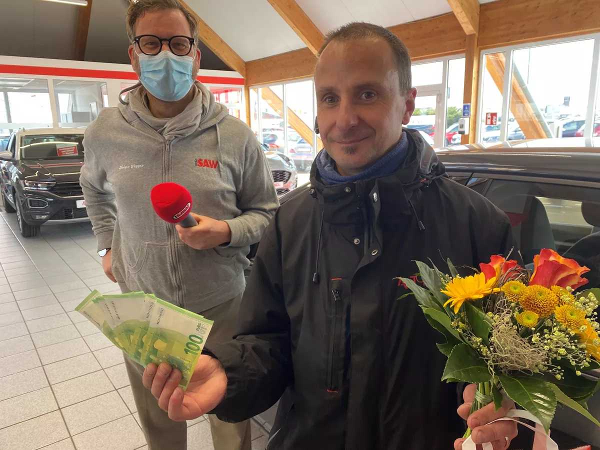 Holger Tapper übergibt die ersten 1.000 Euro an Uwe Vollrath aus Naumburg