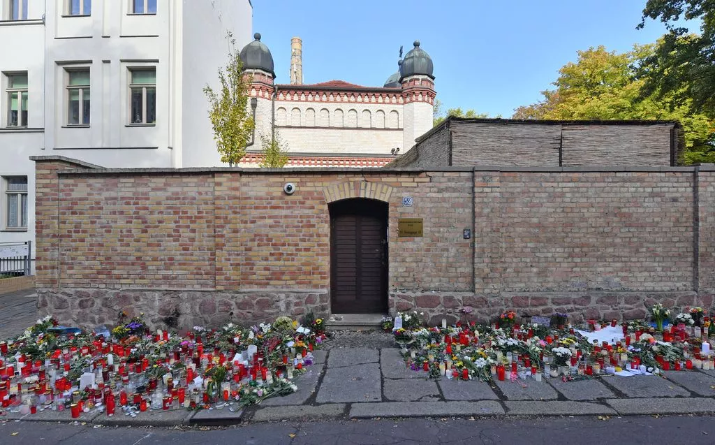 Blumen und Kerzen vor der Synagoge in Halle kurz nach dem Anschlag 