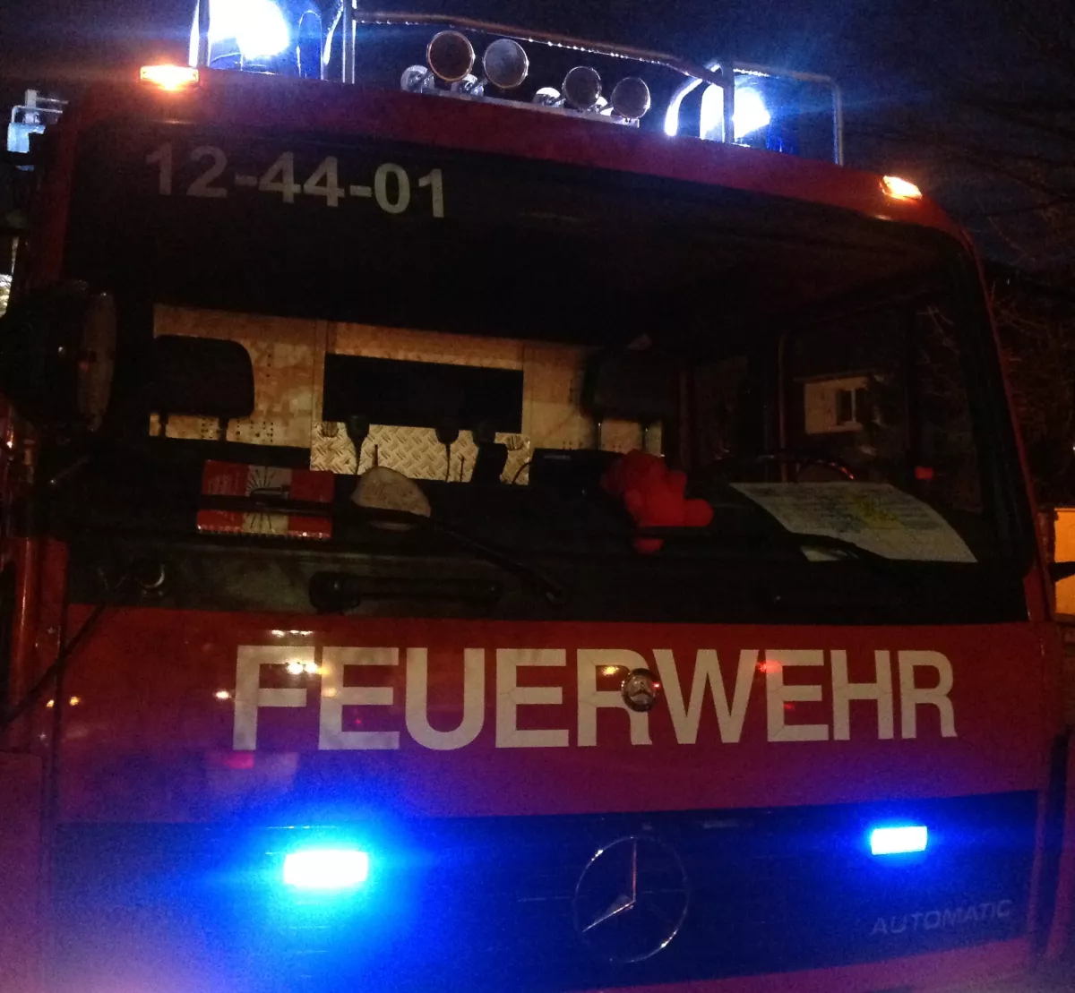 Feuerwehr in der Nacht im Einsatz