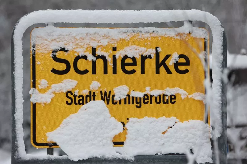 24.11.2023, Sachsen-Anhalt, Schierke: Mit Schnee bedeckt ist das Ortseingangsschild von Schierke.