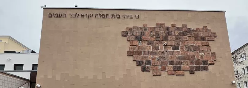 Die neue Synagoge in Magdeburg mit dem hebräischen Schriftzug "Denn mein Haus soll ein Haus des Gebets aller Völker sein"