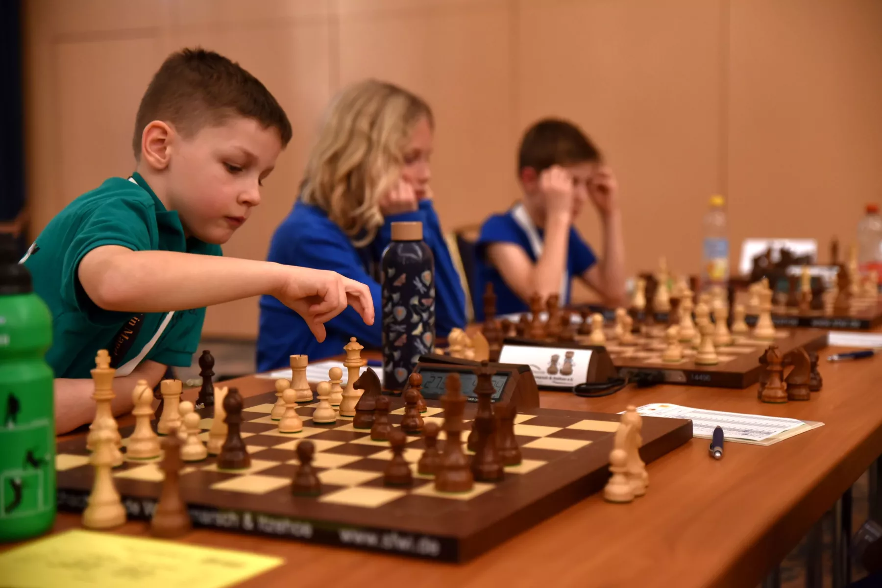 Ein junger Schachspieler macht seinen Zug bei den deutschen Vereinsmeisterschaften in Magdeburg