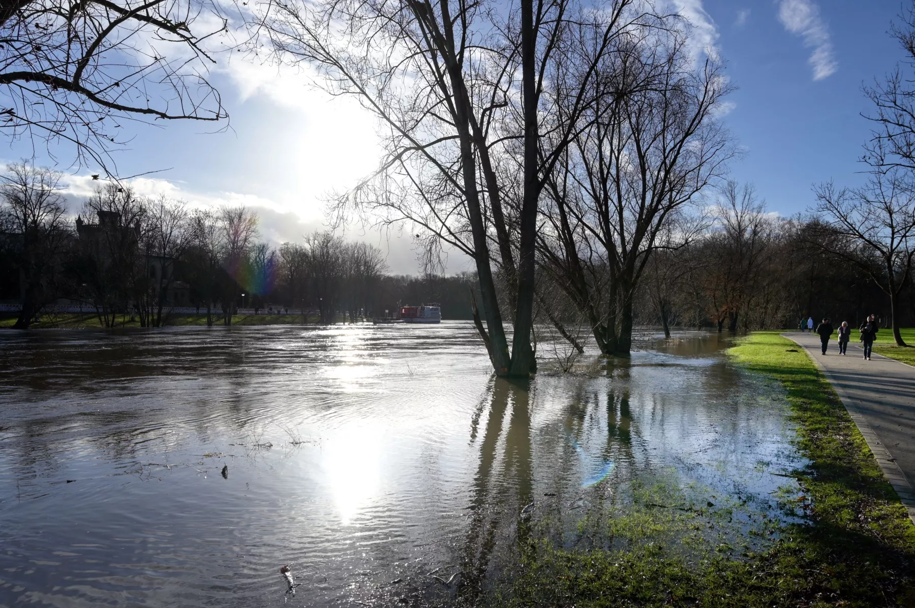 26.12.2023, Sachsen-Anhalt, Halle (Saale): In der Talstraße hat das Hochwasser der Saale die Uferwiesen überschwemmt. 