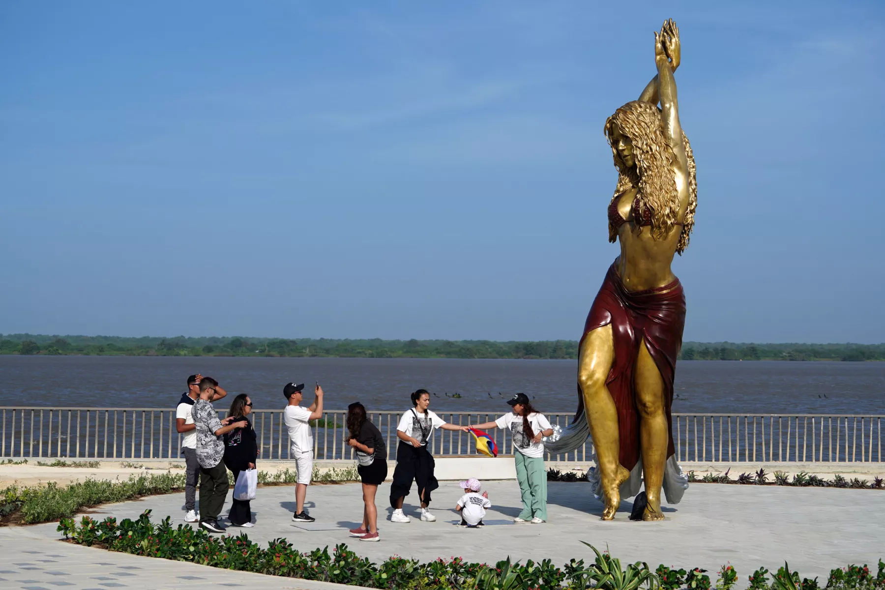 26.12.2023, Kolumbien, Barranquilla: Zu Ehren der kolumbianischen Popsängerin Shakira ist in ihrer Geburtsstadt Barranquilla eine Skulptur enthüllt worden. Sie ist 6,5 Meter hoch, aus Bronze und führt ihren Bauchtanz auf. 