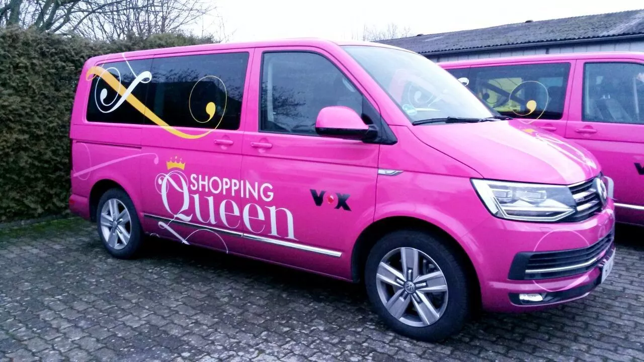 Der pinke Kleinbus aus der TV-Serie "Shopping Queen" steht auf einem Parkplatz