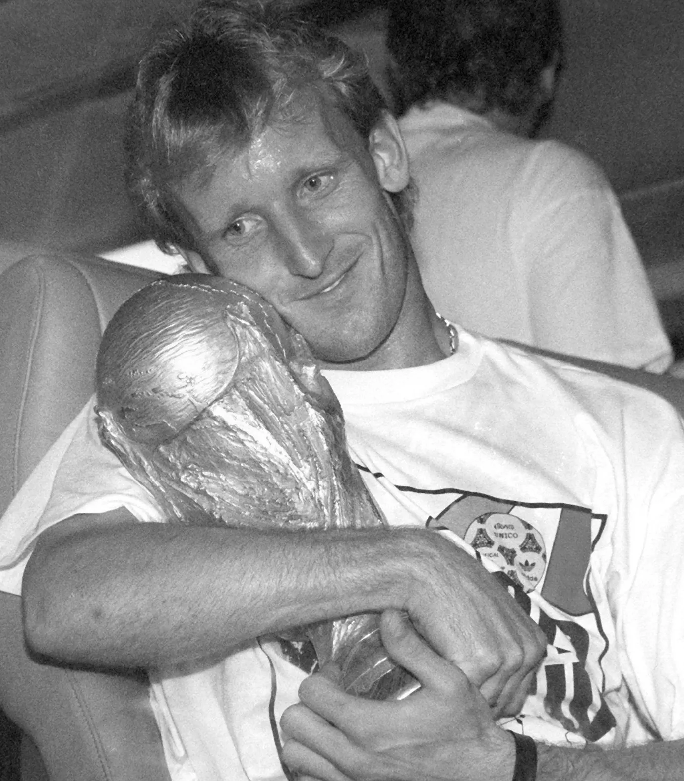 ARCHIV - 09.07.1990, Hessen, Frankfurt/Main: Andreas Brehme (l), damaliger deutscher Fußballnationalspieler, nimmt den WM-Pokal in den Arm