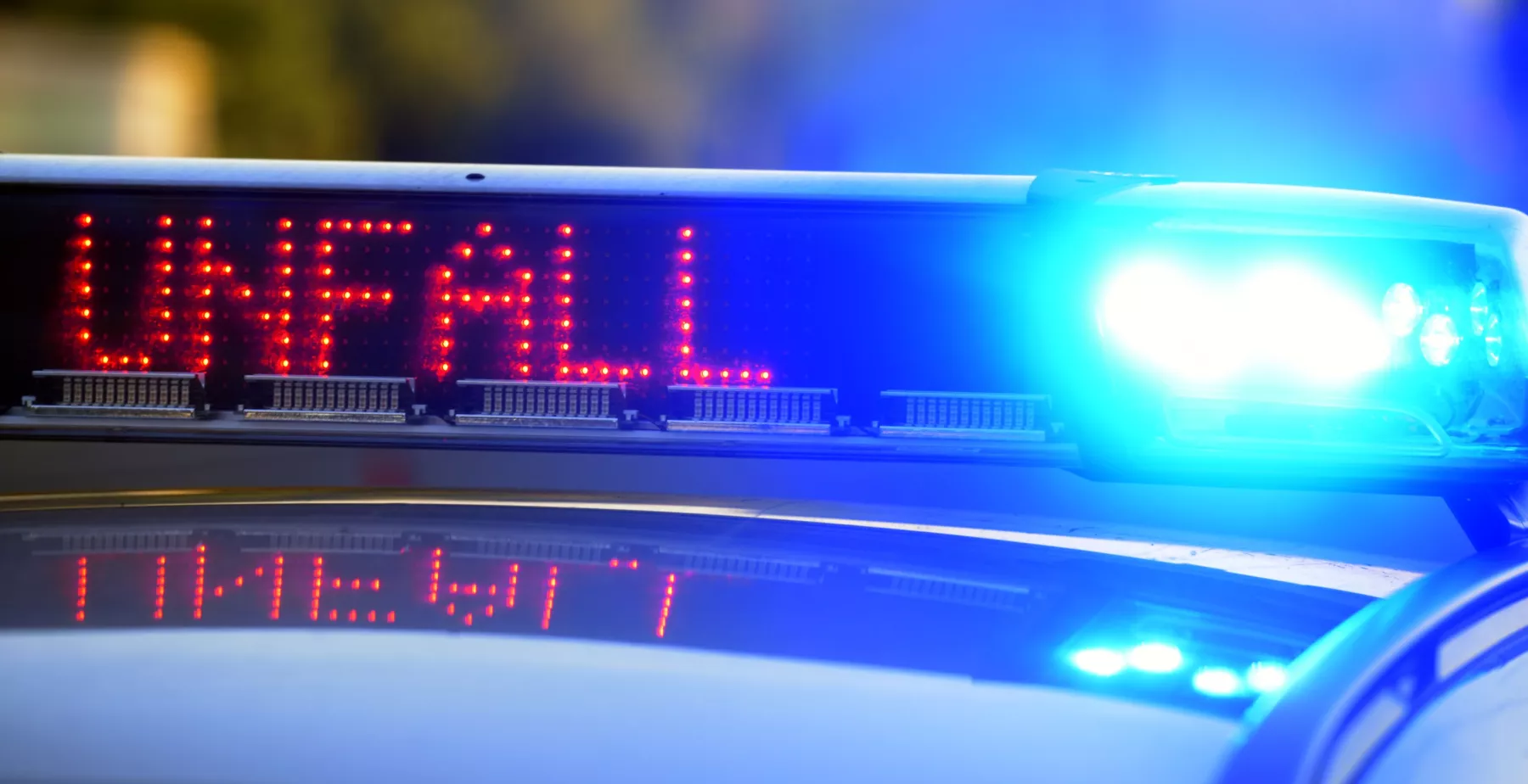 Symbolbild: Polizeifahrzeig mit Leuchtschrift "Unfall"
