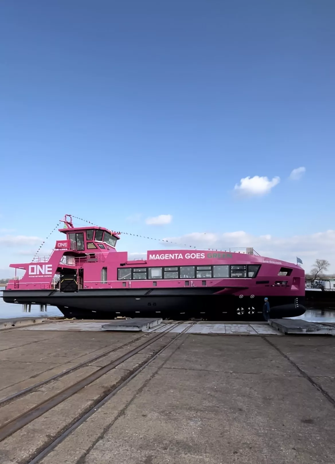 Hybrid-Fähre für den Hamburger Hafen