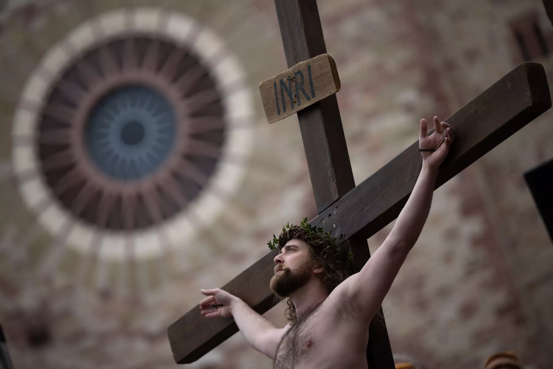 Symbolbild: 07.04.2023, Hessen, Bensheim: Jesus (Schauspieler Julian Lux) hängt während der Karfreitagsprozession am Kreuz. 
