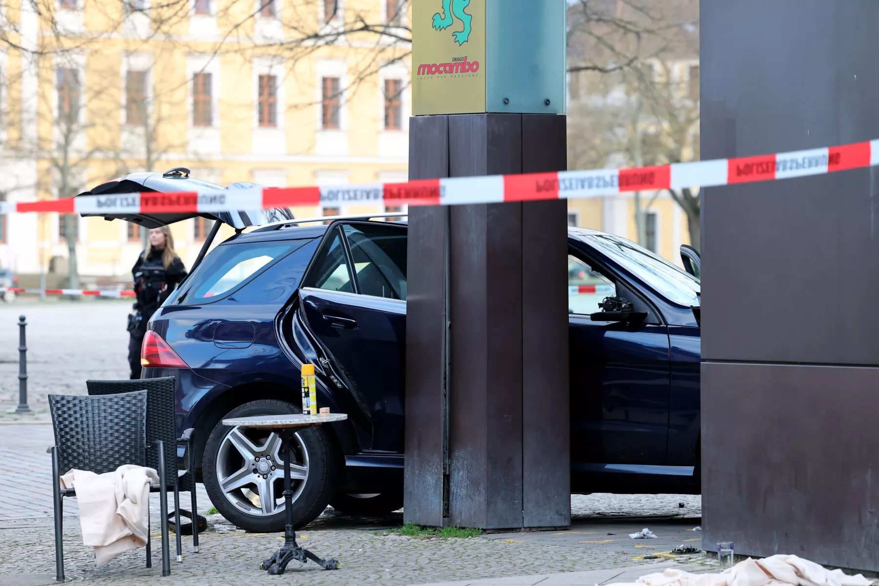 Ein Auto steht nach seinem Crash vor dem Cafe-Restaurant "Il Capitello" am Magdeburger Domplatz