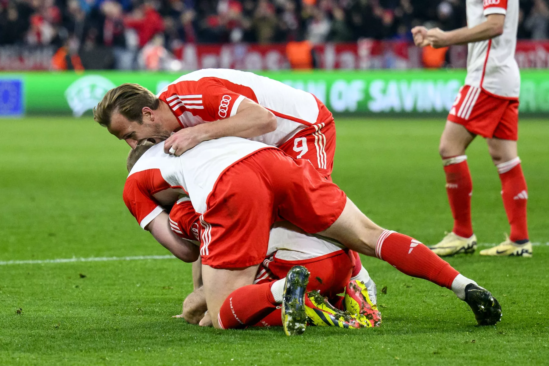 Münchens Harry Kane jubelt nach dem Spiel mit Münchens Eric Dier und Münchens Leon Goretzka