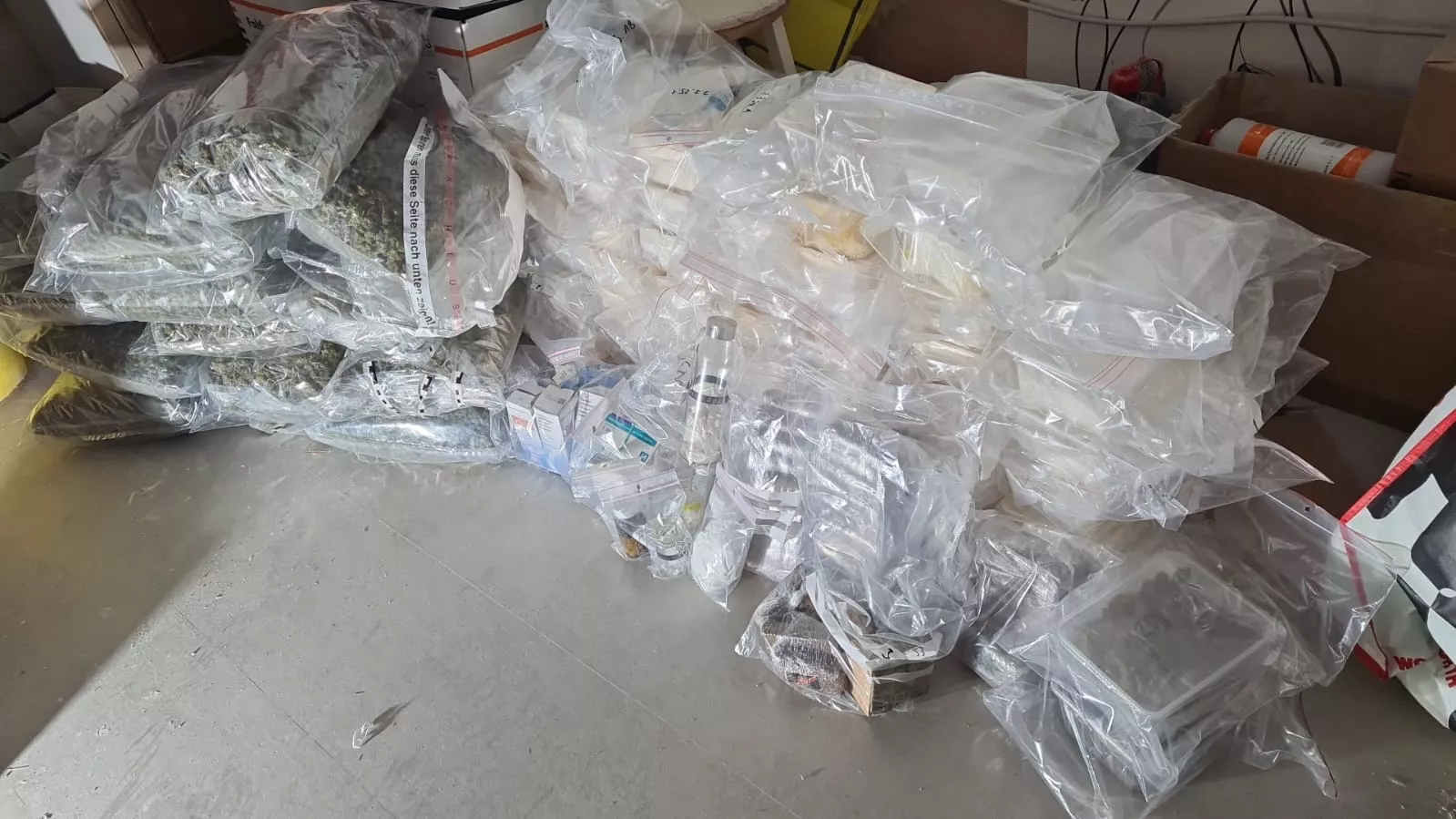 Die beschlagnahmten Drogen aus Stendal und Tangermünde, insgesamt rund 75 Kilogramm